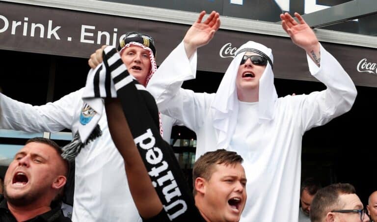 الشرطة تفتح تحقيق في لافتة عنصرية ضد السعودية في مباراة نيوكاسل وكريستال بالاس watanserb.com