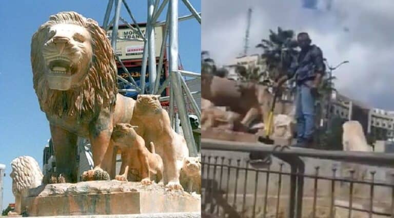 رجل يقوم بتحطيم تماثل الأسود على ميدان المنارة في رام الله watanserb.com