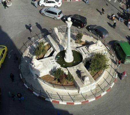 ميدان المنارة وسط رام الله يشتهر بتماثيل الأسود