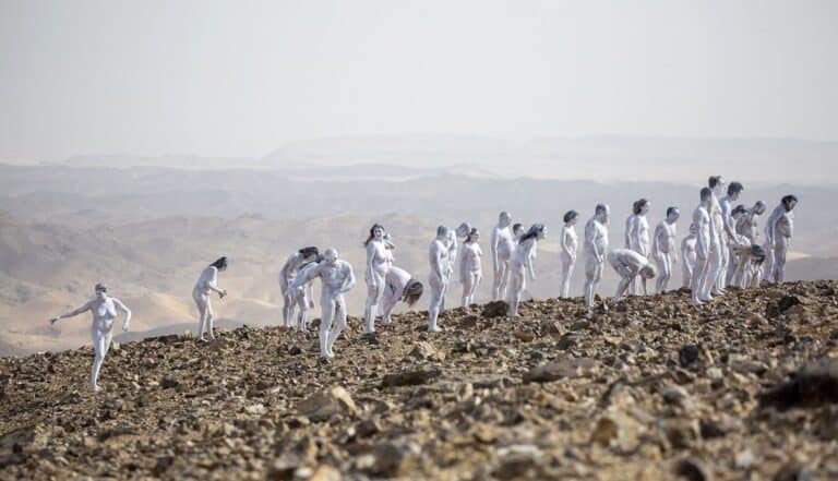 عراة على البحر الميت يثيرون جدلاً واسعاً watanserb.com