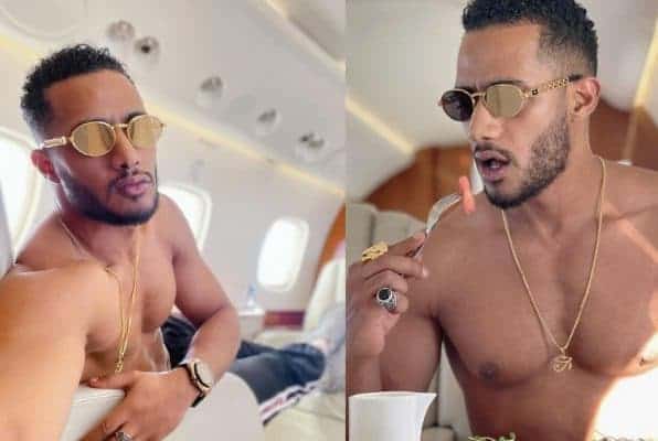 محمد رمضان عاري الصدر على متن طائرته