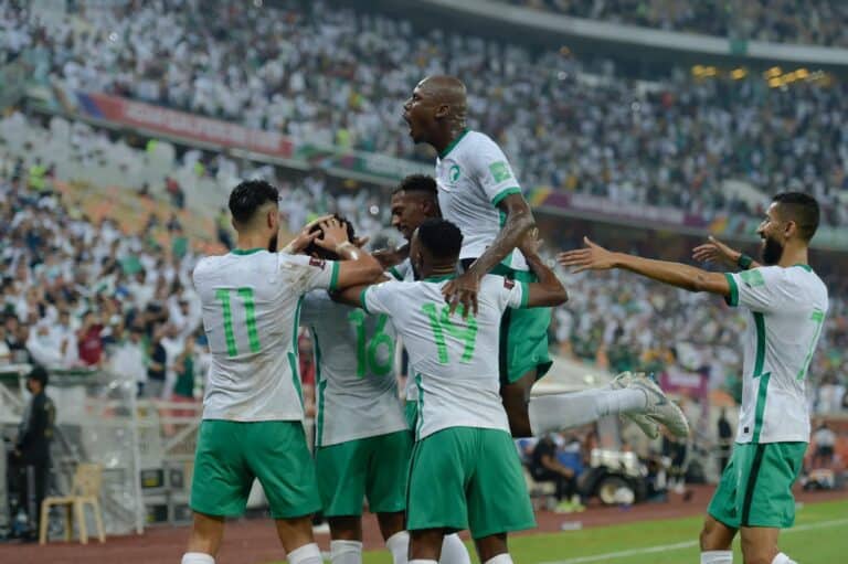 احتفال منتخب السعودية بعد تسجيله الهدف في شباك منتخب الصين watanserb.com