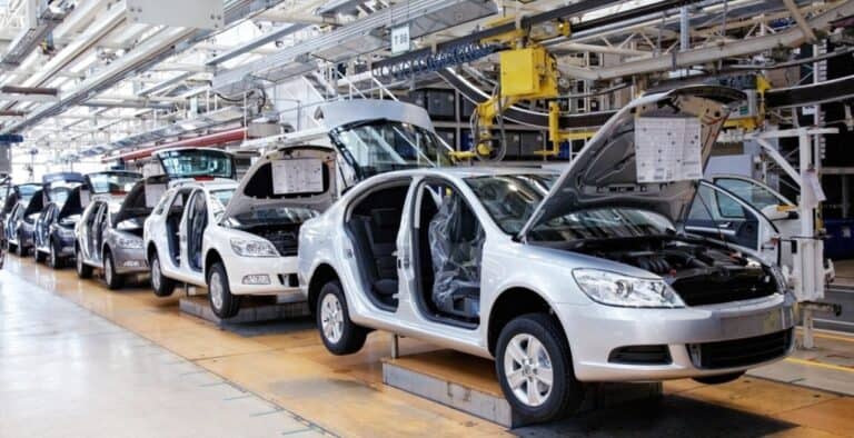 هبوط الليرة التركية يؤثر سلباً على قطاع سوق السيارات ومبيعاته في تركيا watanserb.com