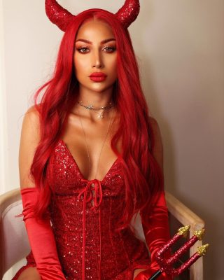 مودل روز تثير الجدل بأزياء "الشيطان" الجريئة وتحذر جمهورها!