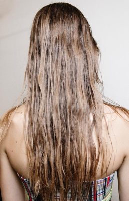 الدهون التي تفرزها فروة رأسك ضرورية في الواقع لصحة وجمال خصلات شعرك