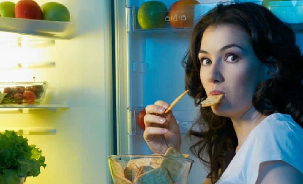 هل تناول العشاء متأخراً يزيد وزنك؟ https://archive.watanonline.com/