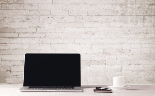 تجنب استعمال المناشف الورقية لشاشة التلفزيون والكمبيوتر المحمول