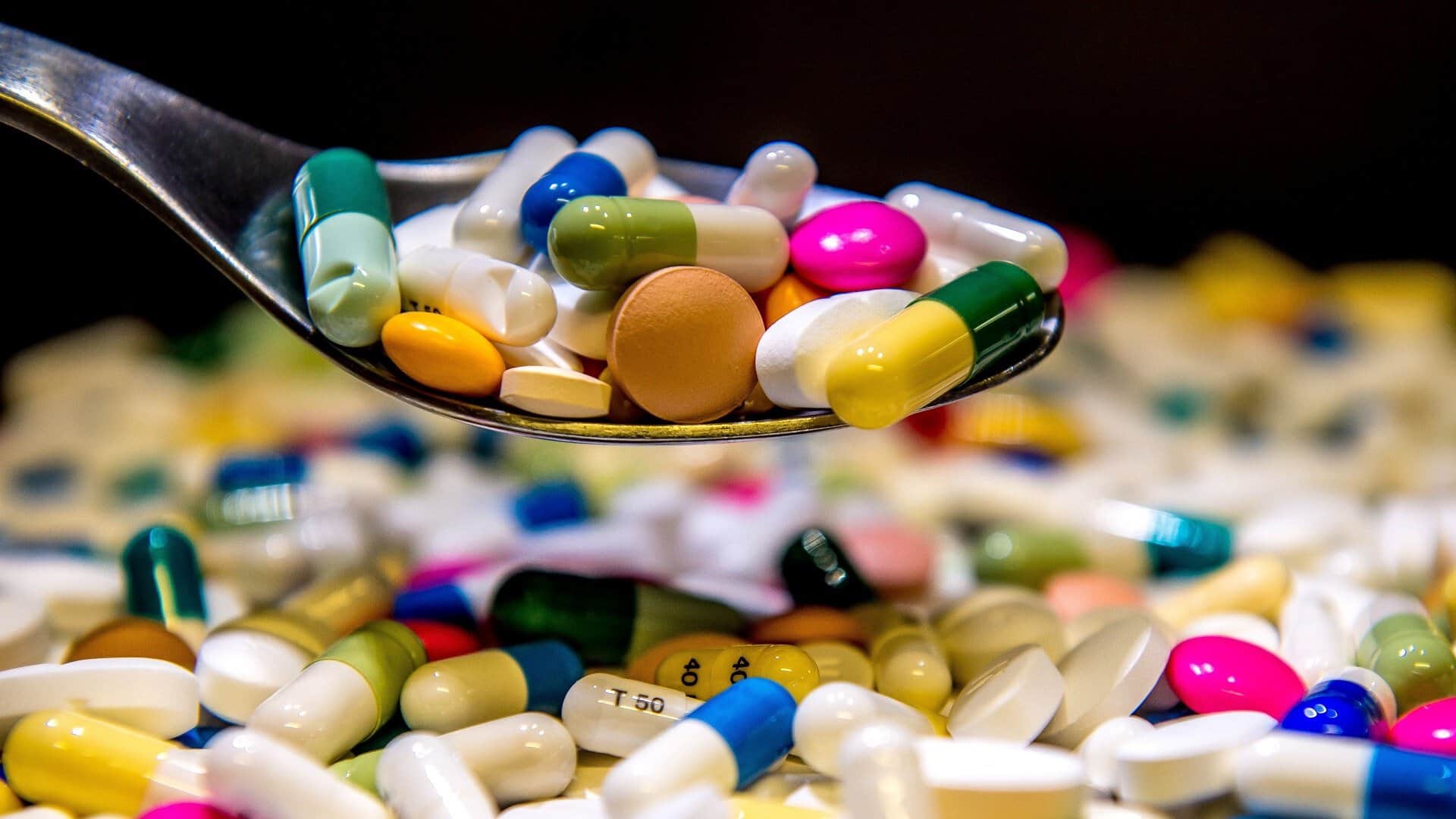  في حالة استلقاء المريض، يجب أن يتم تناول الطعام على الجانب الأيمن من الجسم