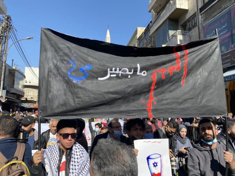 الأردن: نصف مليون دينار كفالة للإفراج عن شاب احتج على اتفاق "الكهرباء مقابل الماء" برعاية الإمارات! watanserb.com