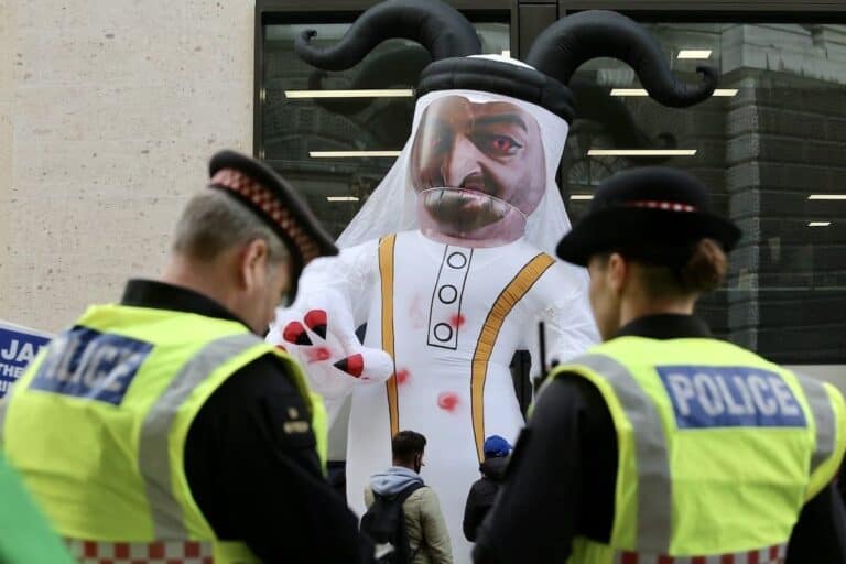 كاتب فرنسي: الإمارات رأس الحربة في الرجعية الإقليمية وتلعب دوراً خطيراً watanserb.com