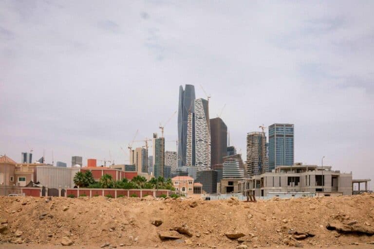 السفارة الأمريكية في الرياض تحذر السعودية من أن نظامها الضريبي قد يدفع الشركات بعيدًا watanserb.com