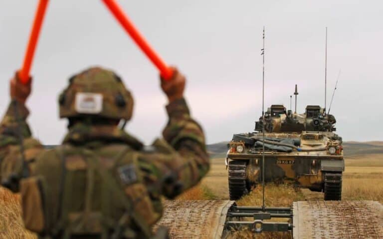 لماذا قرر الجيش البريطاني نقل أكبر قاعدة تدريب له إلى سلطنة عمان! بريطانيا تنقل أكبر قاعدة تدريب لها إلى سلطنة عمان watanserb.com