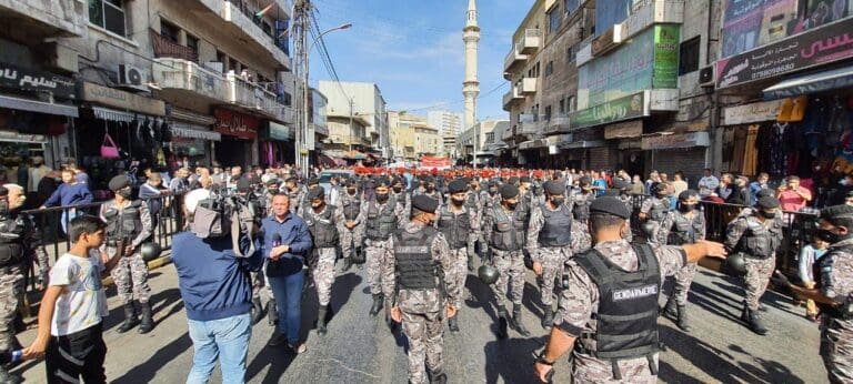 عمان تهبّ ضد الغلاء وقانون الدفاع .. ومتظاهرون: “مطالبنا شرعية ، خبز وعدالة وحرية” تظاهرة في عمان ضد قانون الدفاع وارتفاع الأسعار watanserb.com