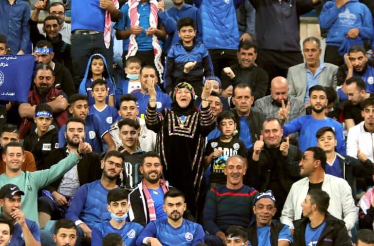 جماهير الرمثا تحتفل بالفوز وتردد هتافات تستذكر صدام حسين watanserb.com