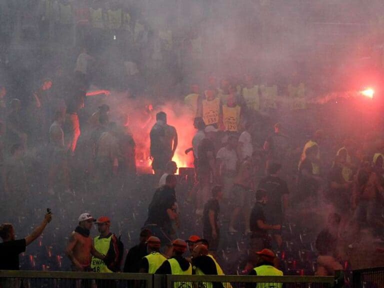 الشرطة تعتقل المئات من جماهير نادي تسيسكا على خلفية أعمال شغب watanserb.com