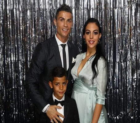 جورجينا وتشجيع ابن صديقها كريستيانو رونالدو watanserb.com