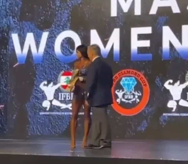 عزف النشيد القطري بمهرجان فاضح لمتسابقة بالبكيني ادعت أنها قطرية watanserb.com