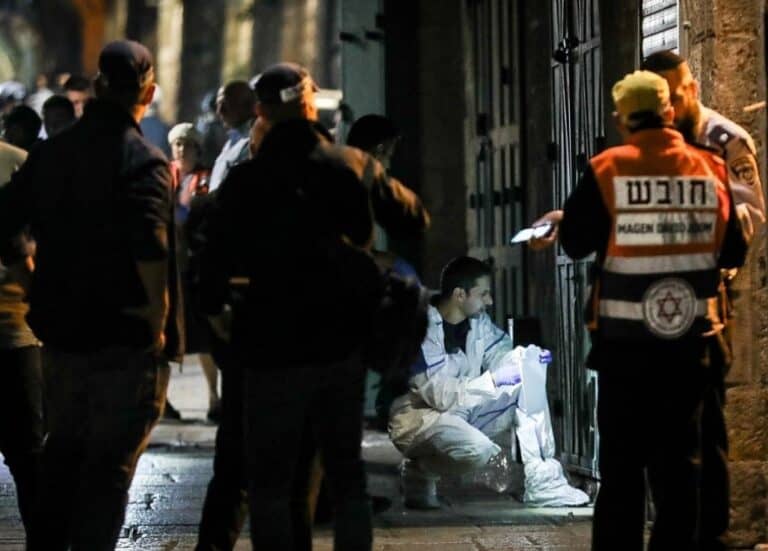 عملية طعن في القدس نفذها الشهيد عمر أبو عصب أصيب فيها 2 من عناصر شرطة الإحتلال watanserb.com