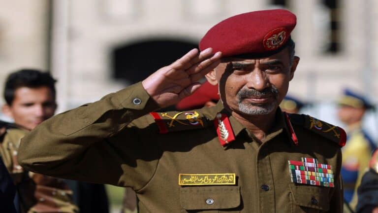 وساطة قادتها سلطنة عمان أثمرت عن سماح الحوثيين لوزير الدفاع اليمني السابق محمود الصبيحي باتصال مع أسرته watanserb.com