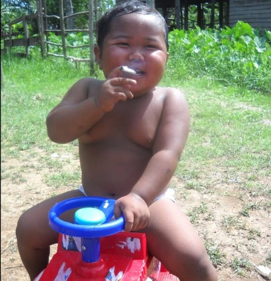 أردي ريزال المدخن السمين عندما كان يبلغ من العمر عامين  ظهر وهو يدخن