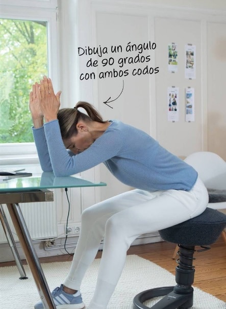 تمرين تمديد العمود الفقري لتجنب أضرار الجلوس طويلاً