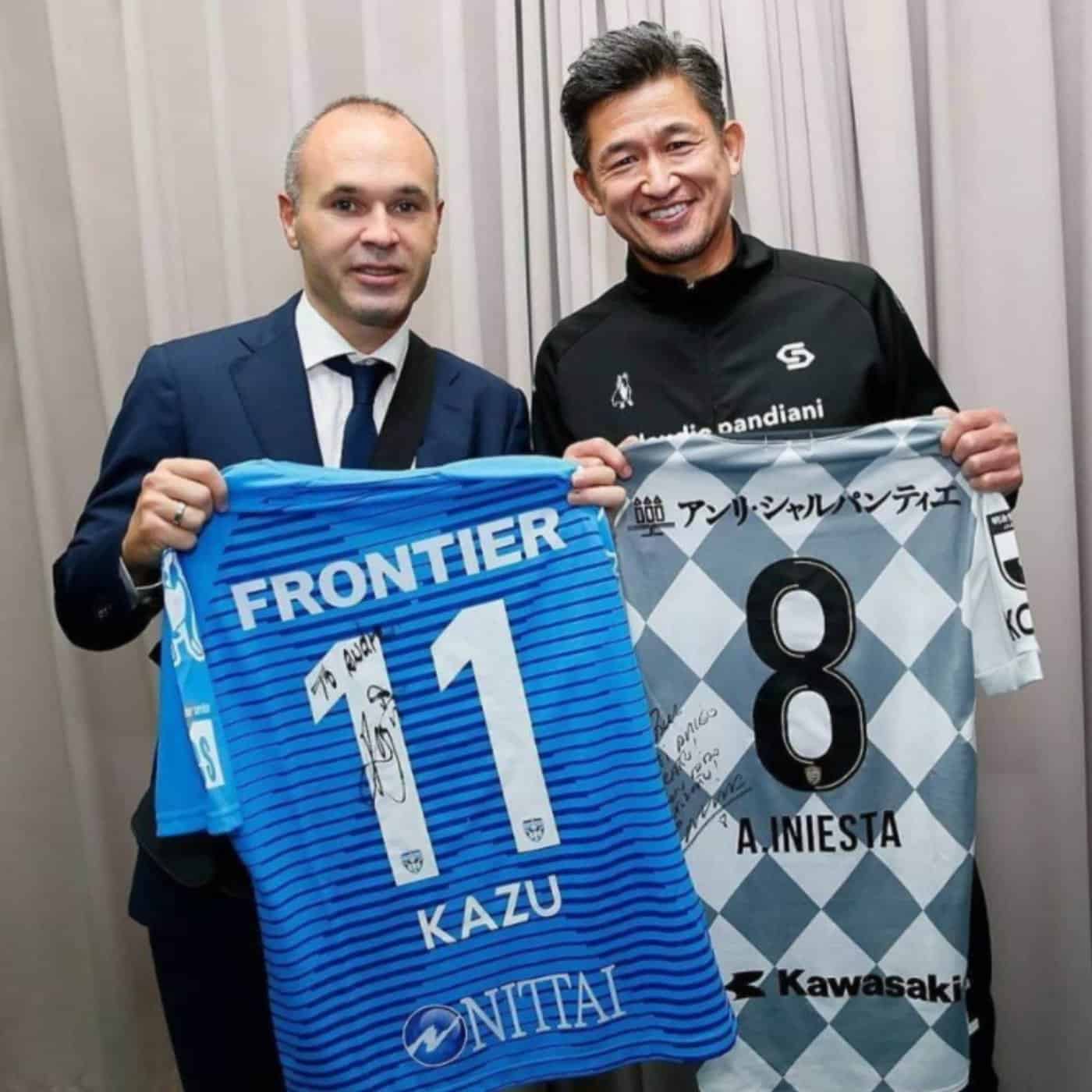 الياباني كازويوشي ميورا وأسطورة كرة القدم الإسبانية إنيستا