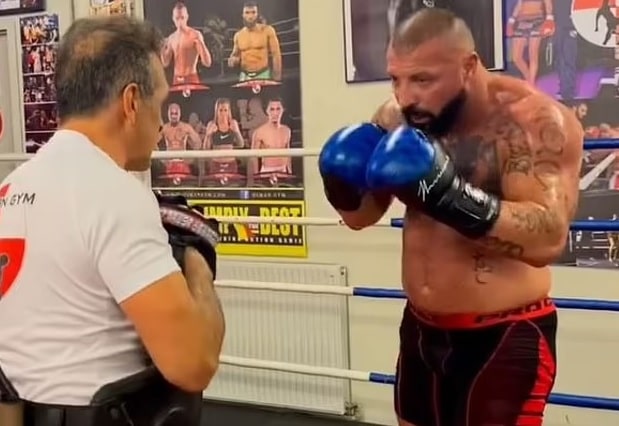  بطل العالم في رياضة الملاكمة فريدريك سينيسترا