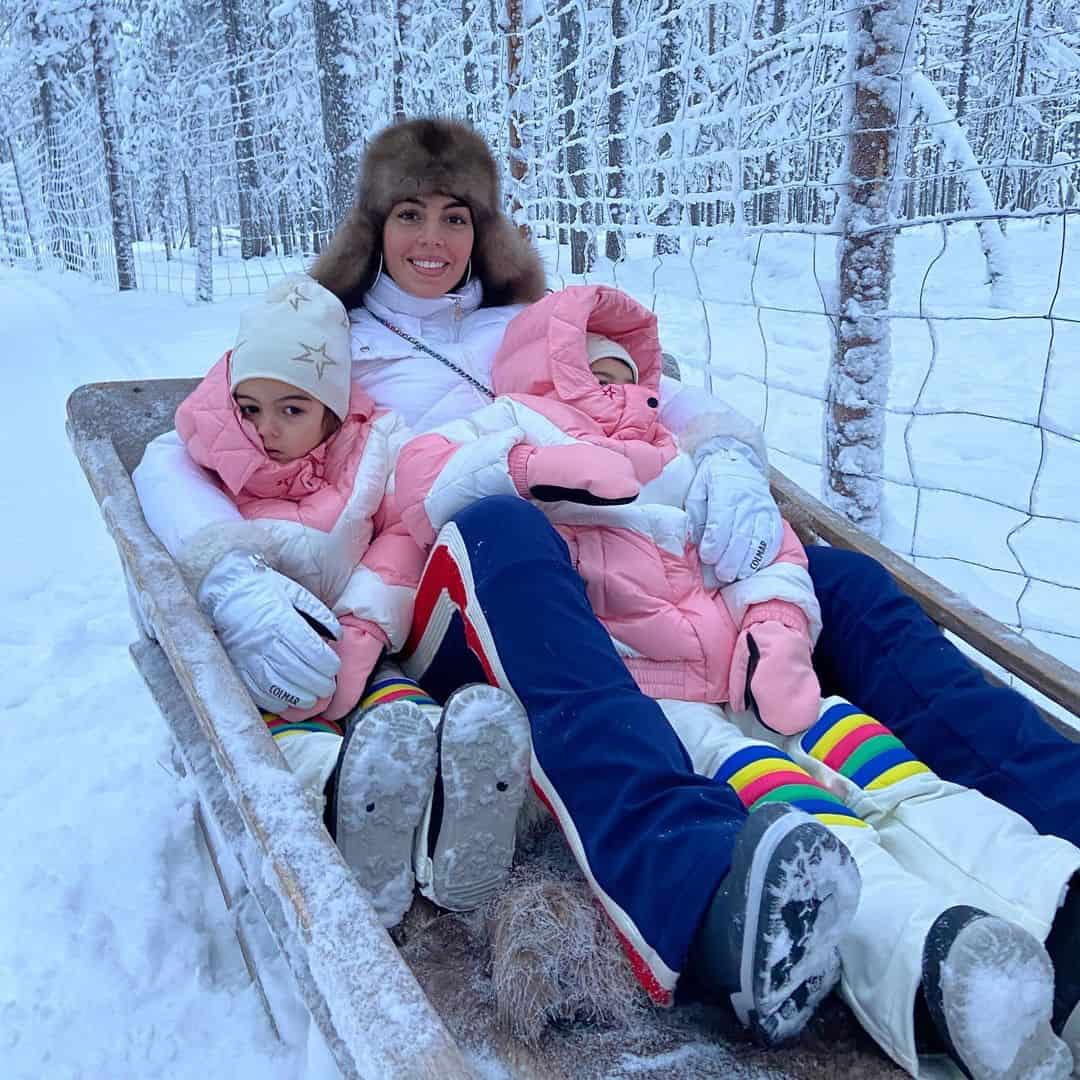 أولاد رونالدو في رحلة وسط الثلوج بالقطب الشمالي