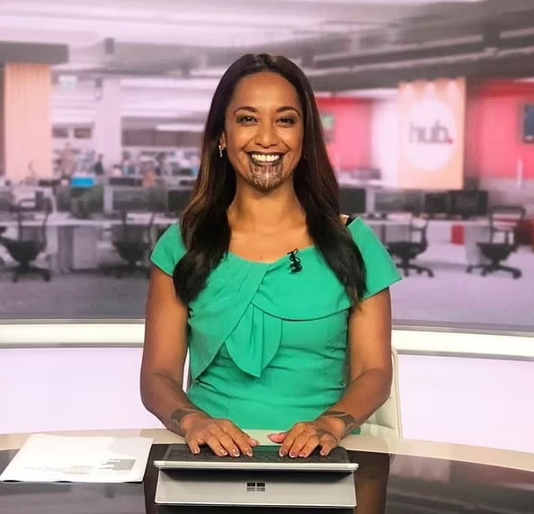 مذيعة تقدم نشرة الأخبار بوشم