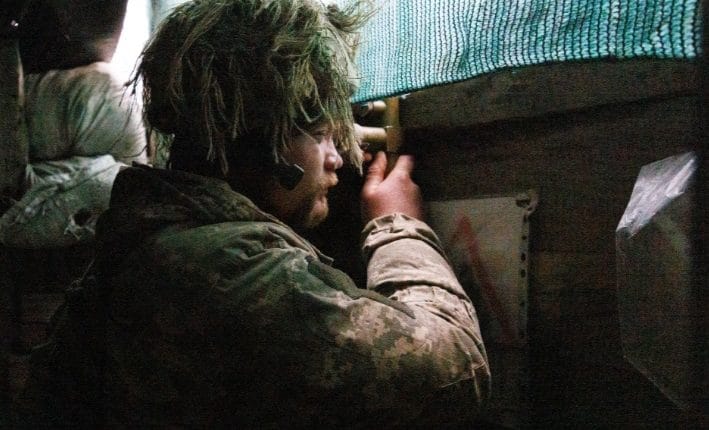 الجيش الأوكراني يراقب تحركات القوات الروسية 