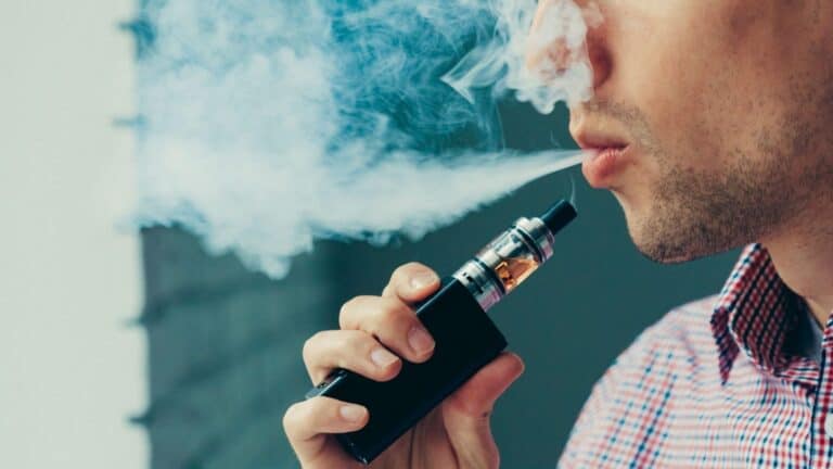 الرجال الذين يستخدمون السجائر الإلكترونية أكثر عرضة للإصابة بالعجز الجنسي مقارنة بغير المدخنين watanserb.com