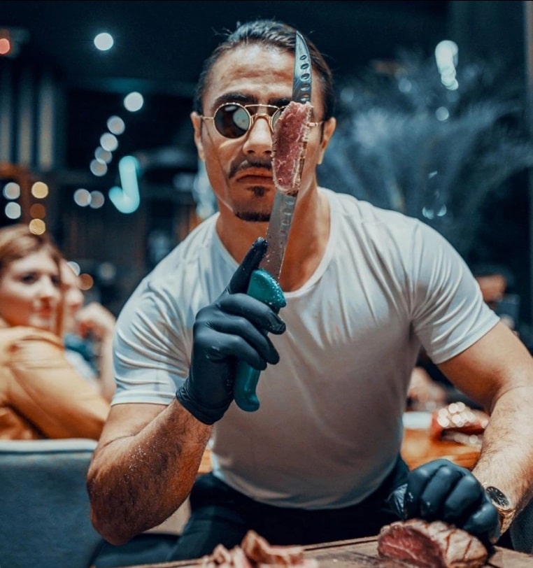 لم تستغرق الأسعار والشكاوى من المستخدمين وقتًا طويلاً لإثارة ضجة على الشبكات، ولكن يبدو أن هذا زاد من شهرة الشيف نصرت ومطاعمه