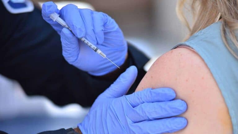 هل المُطعمين منذ 6 أشهر يتمتعون بحماية من المتحور “اوميكرون”!؟ المطعمين بالكامل ضد كورونا في غضون 6 أشهر أو بالجرعة المعززة يتمتعون بالحماية من المتحور أوميكرون watanserb.com