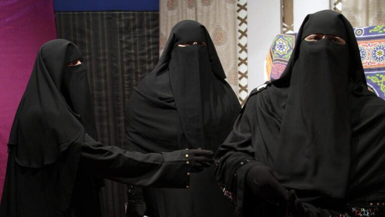 سعودي وزوجته في مطار واشنطن watanserb.com