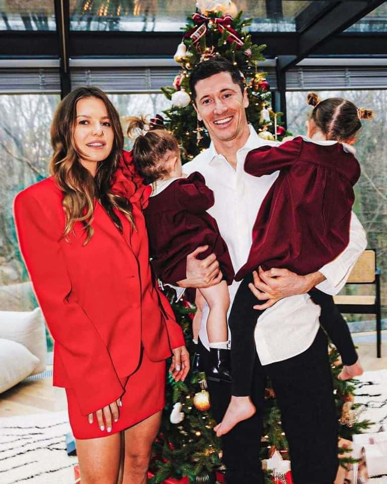 النجم البولندي روبرت ليفاندوفسكي والاحتفال مع زوجته بعيد الميلاد