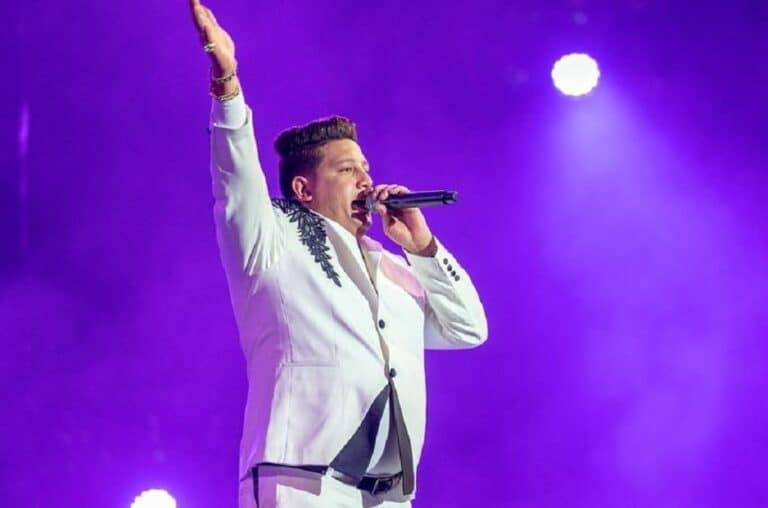 هل سقط حمو بيكا أمام المئات في السعودية بعد تحطم المسرح أثناء رقصه الراب؟ watanserb.com