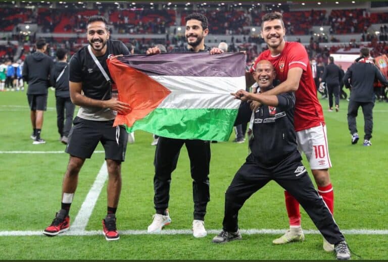 لاعبو الأهلي المصري يحتفلون بكأس السوبر الأفريقي برفعهم علم فلسطين (صور) علم فلسطين حاضر في احتفال الأهلي المصري أثناء التتويج بكأس السوبر الأفريقي 2021 watanserb.com