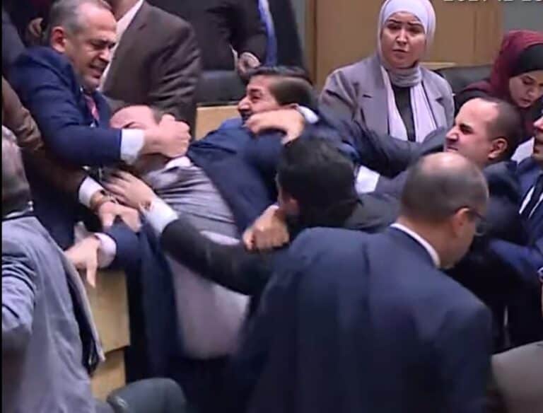 شجار في مجلس النواب الأردني watanserb.com