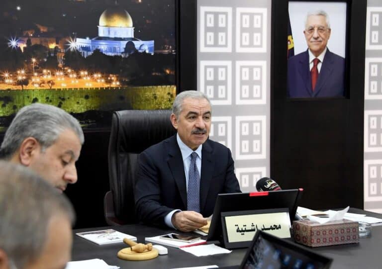 أكاديمي فلسطيني يكشف لـِ”وطن” أسباب أزمة السلطة الاقتصادية أزمة السلطة الاقتصادية watanserb.com