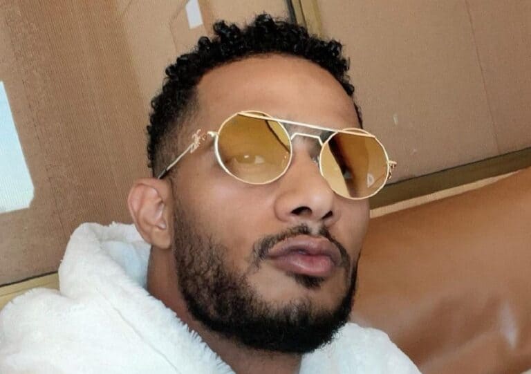 محمد رمضان يثير الجدل بصوره مع عارضة شقراء بملابسها الداخلية watanserb.com