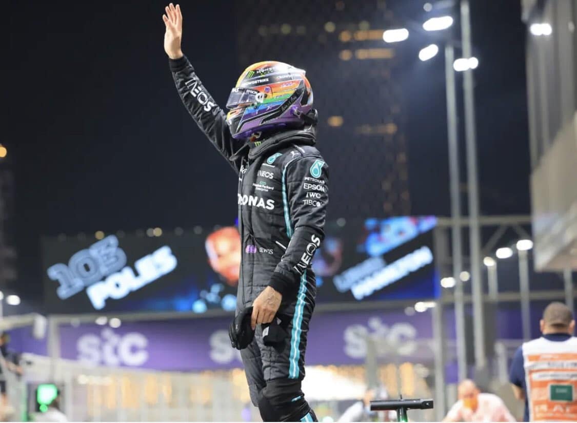 هاميلتون يرتدي خوذة بألوان علم المثليين