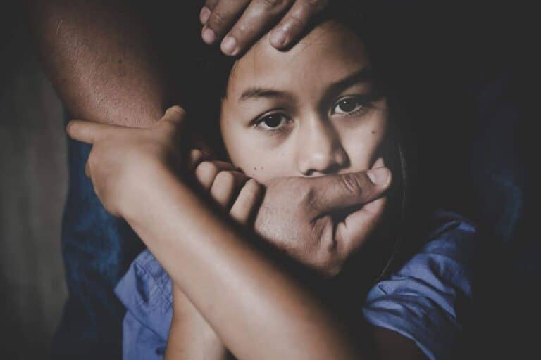 الكويت.. خليجي يهتك عرض طفلة في الطابق الأخير من منزل عائلتها watanserb.com