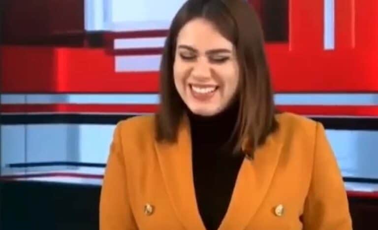 مذيعة الاخبار في قناة صلاح الدين لم تتمالك نفسها من الضحك watanserb.com