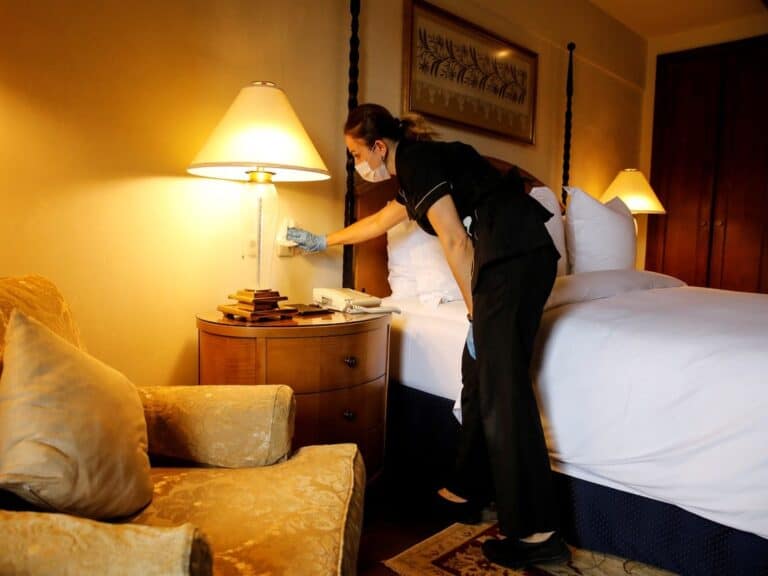 الحقائق المذهلة عن الفنادق تكشف الجانب المظلم للإقامة خلال العطلات عمال الفنادق watanserb.com
