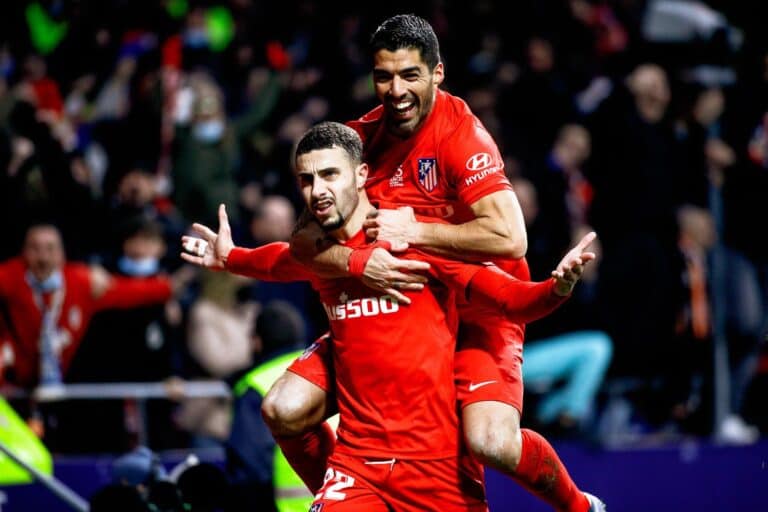 احتفال فريق أتلتيكو مدريد بهدفه في شباك فالنسيا بالدوري الإسباني watanserb.com