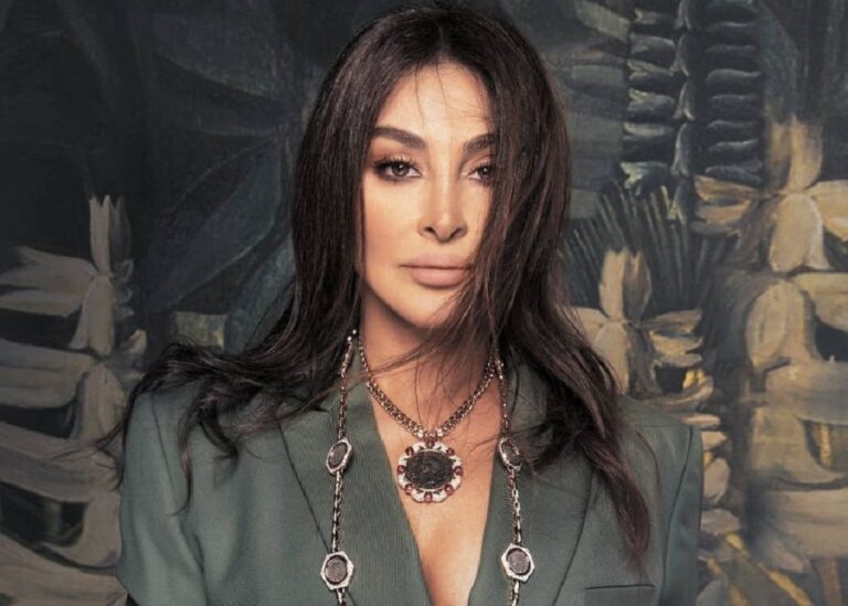 إليسا تثير الجدل بإطلالة بروب الاستحمام استعدادًا لحفلها في أبوظبي بمناسبة رأس السنة إليسا تتراقص بروب الاستحمام قبل حفلتها بالإمارات! (فيديو) watanserb.com