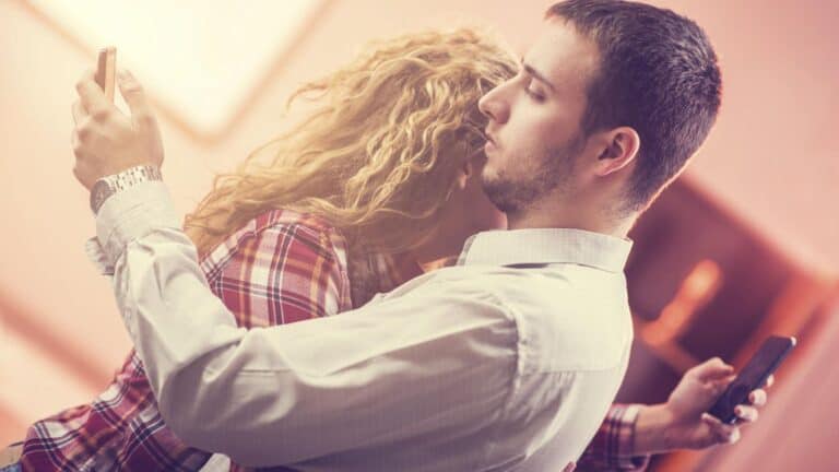 تحدياً غريباً بمكافأة ضخمة.. هل يستطيع الأزواج العيش شهرًا بدون هاتف محمول؟ watanserb.com