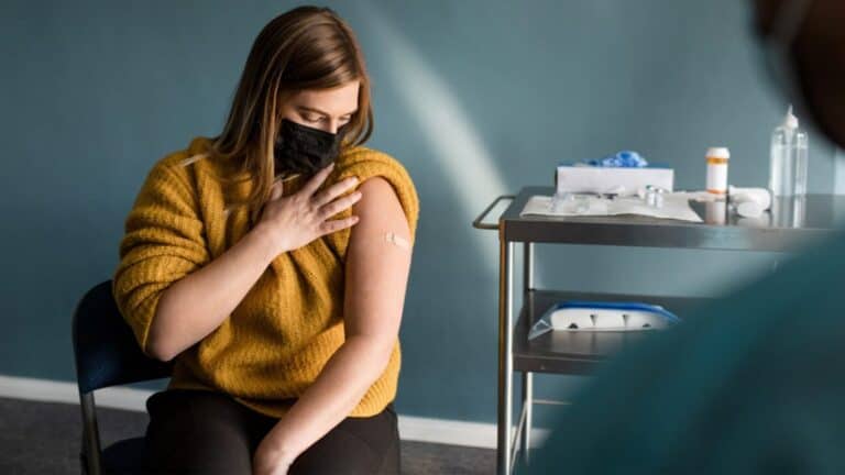 دراسة جديدة تكشف معاناة النساء مع الدورة الشهرية بعد أخذ لقاح كورونا دراسة جديدة: النساء اللواتي تلقين لقاح كورونا عانين من دورة شهرية أطول من المعتاد watanserb.com
