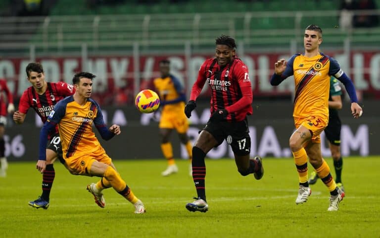 ترتيب الدوري الإيطالي بعد فوز ميلان وتعادل يوفنتوس مباراة فريق ميلان وروما في منافسات الدوري الإيطالي watanserb.com