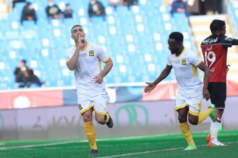ترتيب الدوري السعودي بعد فوز الاتحاد والتعادل المثير للشباب احتفال المغربي حمد الله بعد إحرازه الهدف الأول مع الاتحاد السعودي watanserb.com